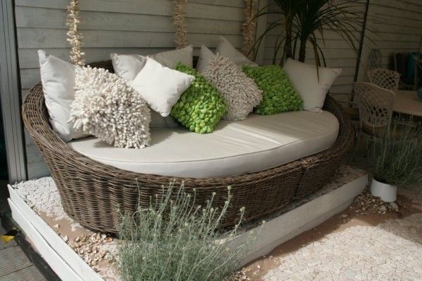 Rattanowe łóżko kanapa do przydomowego patio