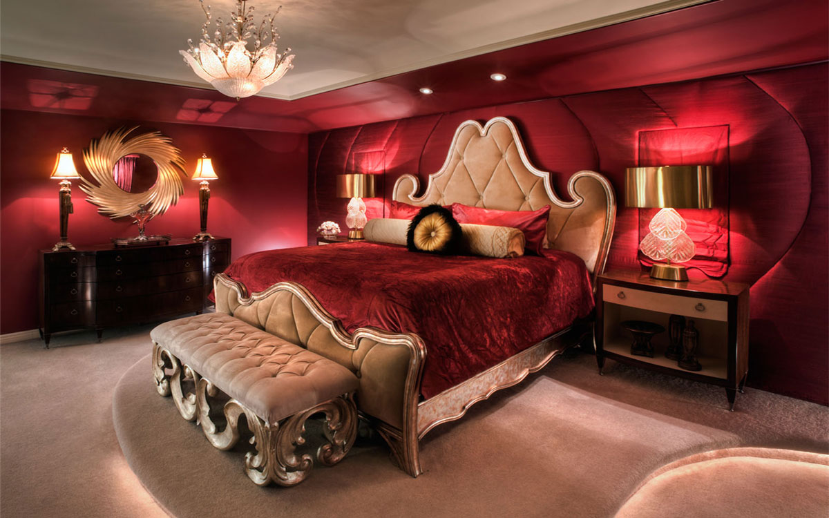 Czerwona, karmazynowa sypialnia. Eleganckie, romantyczne meble i luksusowe lampy.