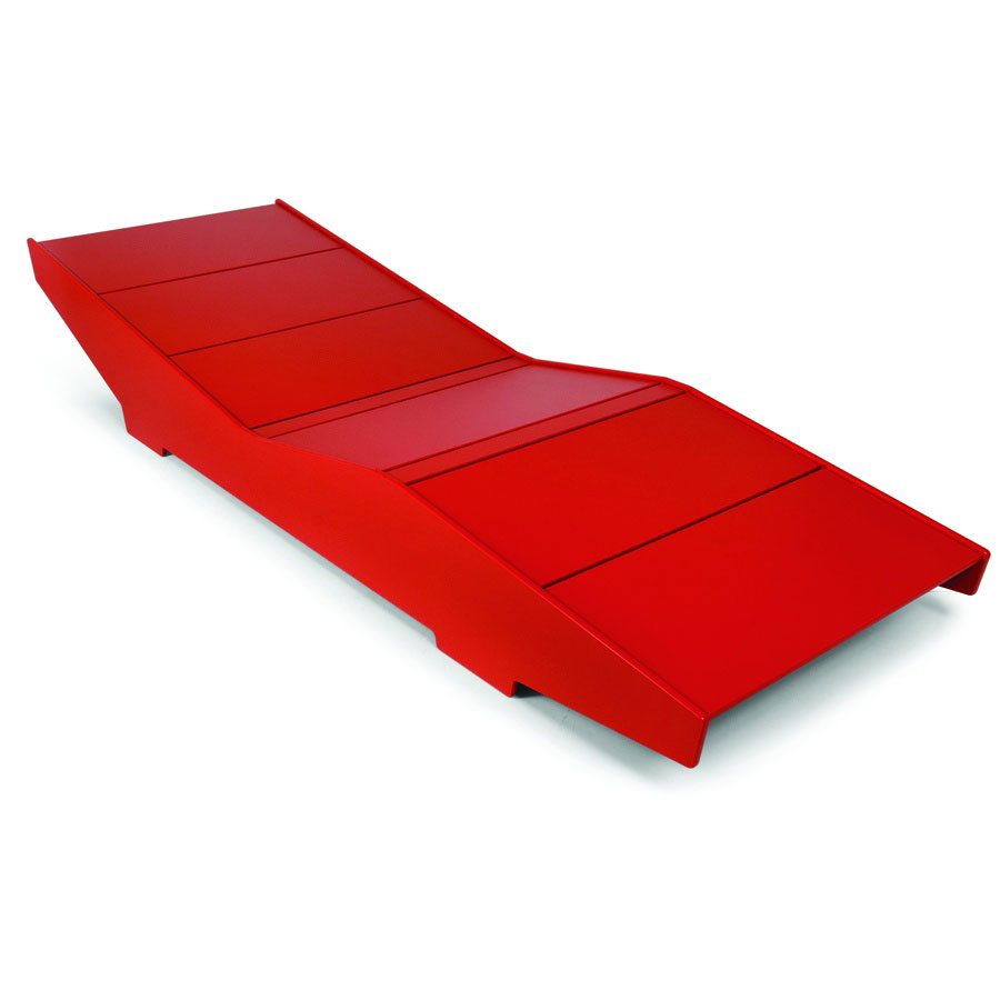Czerwony nowoczesny leżak plastikowy na taras lub basen
