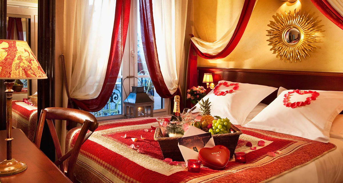 Pomysł na romantyczną niespodziankę w sypialni: płatki róż, szampan, czekoladki.