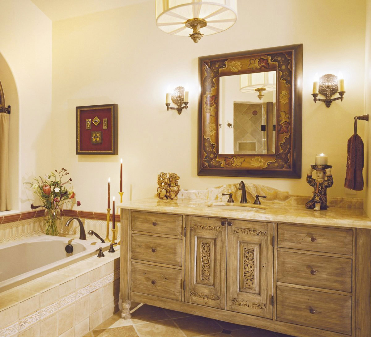 Urzekający projekt łazienki w stylu vintage: stylowe rustykalne meble łazienkowe z jasnego drewna, beżowy granitowy blat, ozdobna armatura, lustro, kinkiety i mnóstwo dekoracji