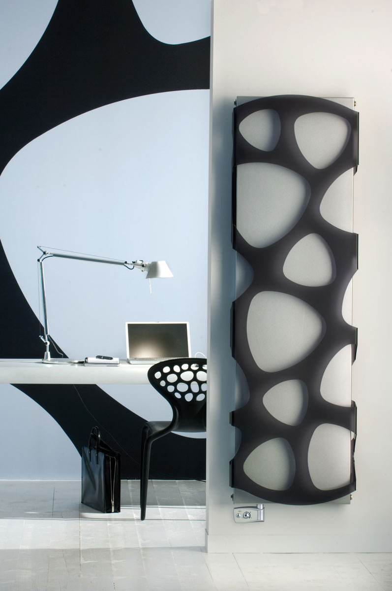 Artystyczny włoski grzejnik dekoracyjny pionowy do domu i biura. Posiada ciekawie zaprojektowaną osłonę w kolorach: białym i czarnym.